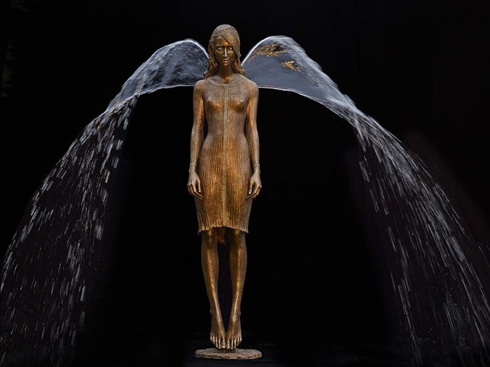 DEU, SACHSEN, Dresden, 26.11.2014: Engel, Brunnen, Springbrunnen, Skulptur, Plastik aus Bronze von Malgorzata Chodakowska vor schwarzem Hintergrund, entstanden 2014, 181 cm hoch, Fluegel aus Wasser; losdif - copyright by Lothar Sprenger [Telefon: 0351-8048012, Funk: 0170-5250109, mail: lo.sprenger@t-online.de, Anschrift: D-01187 Dresden, Bienertstrasse 33a; Veroeffentlichung nur mit Autorangabe, Belegexemplar und gegen Honorar]