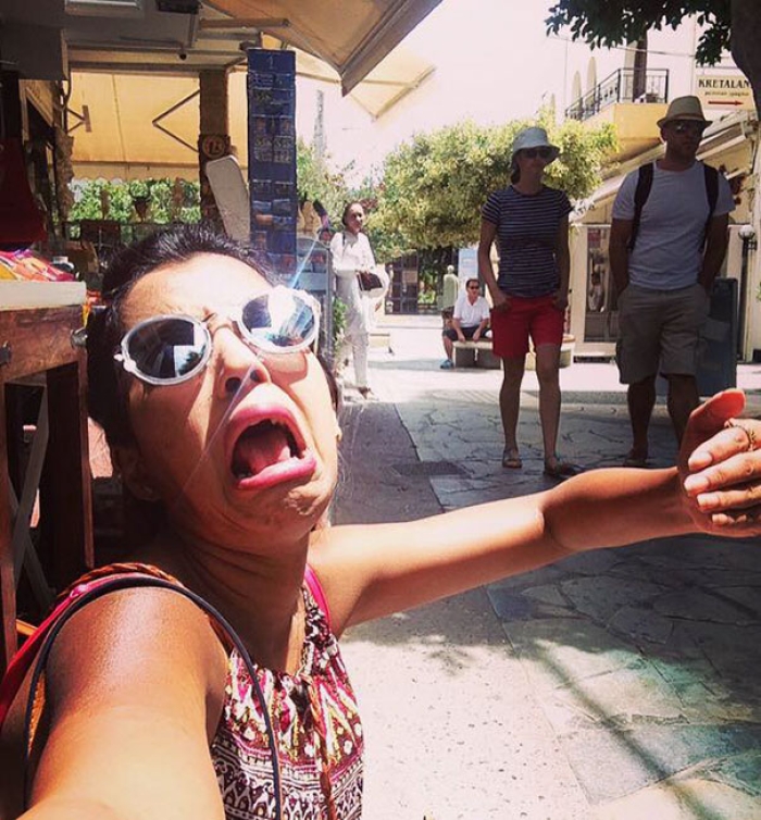 honeymoon-alone-funny-selfies-photography-huma-mobin-6