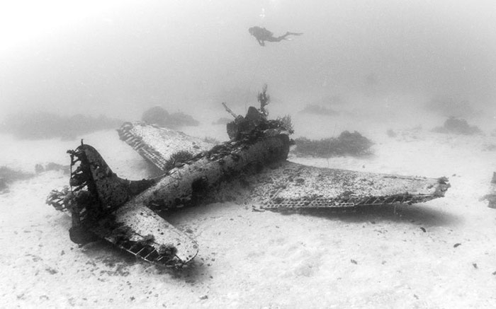 underwater-plane-graveyard-wwii-brandi-mueller-41