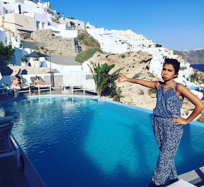honeymoon-alone-funny-selfies-photography-huma-mobin-1