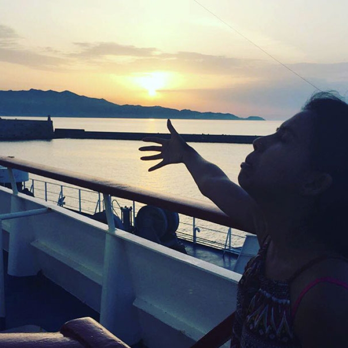honeymoon-alone-funny-selfies-photography-huma-mobin-2
