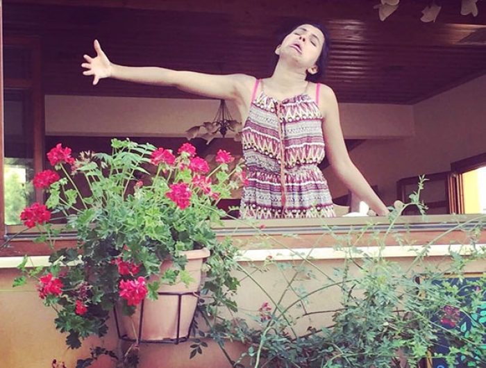 honeymoon-alone-funny-selfies-photography-huma-mobin-5