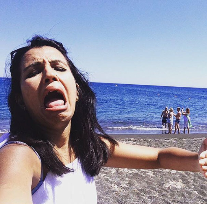 honeymoon-alone-funny-selfies-photography-huma-mobin-9
