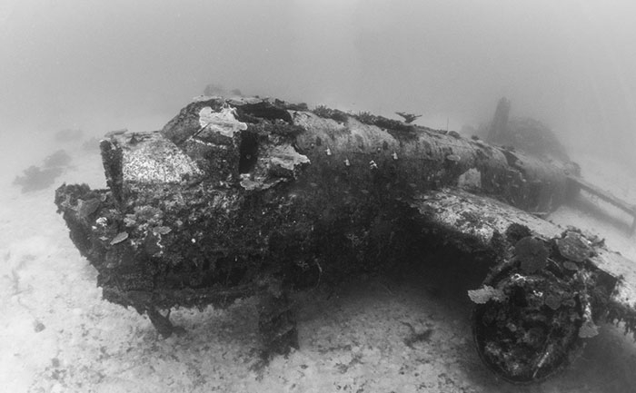 underwater-plane-graveyard-wwii-brandi-mueller-40