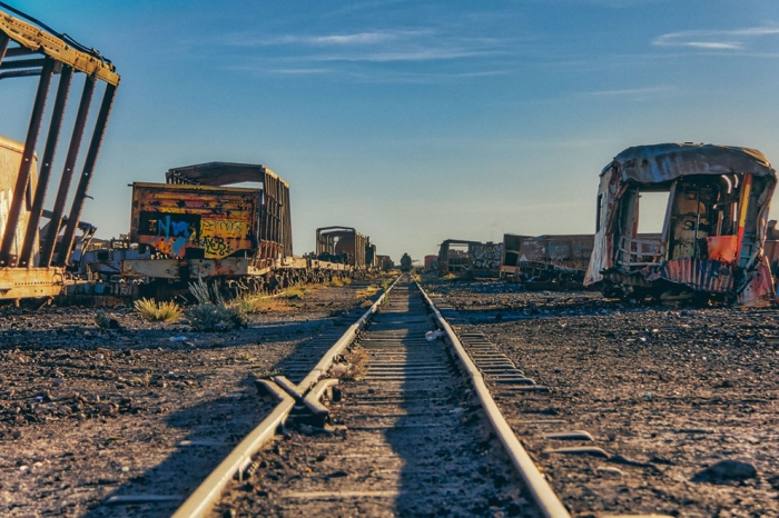 train-graveyard-bolivia-chris-staring-4