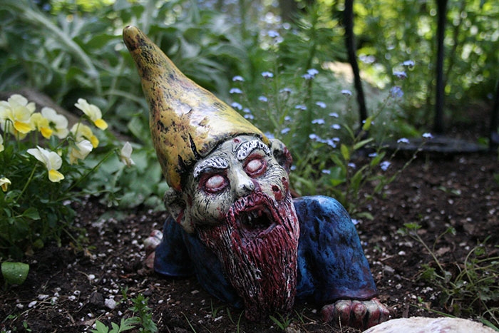 zombie-gnomes-scary-garden-decorations-revenant-fx-1