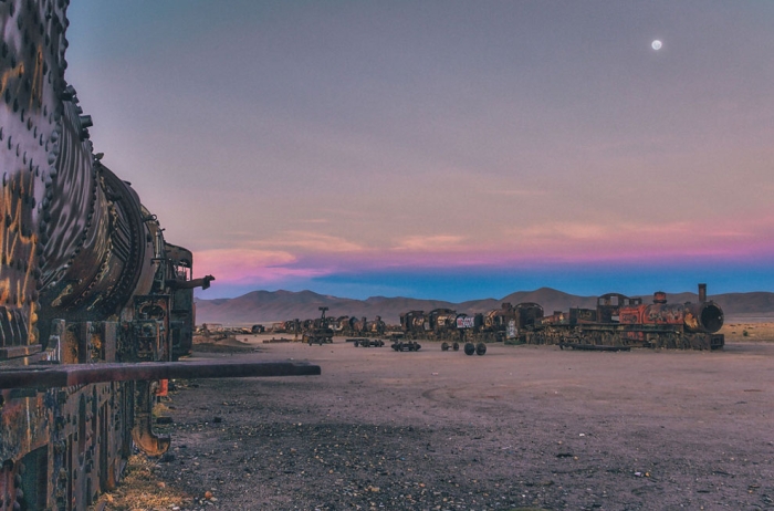 train-graveyard-bolivia-chris-staring-1