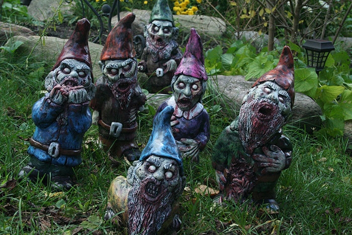 zombie-gnomes-scary-garden-decorations-revenant-fx-4