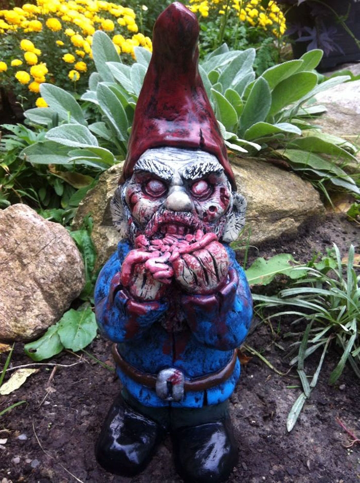 zombie-gnomes-scary-garden-decorations-revenant-fx-5