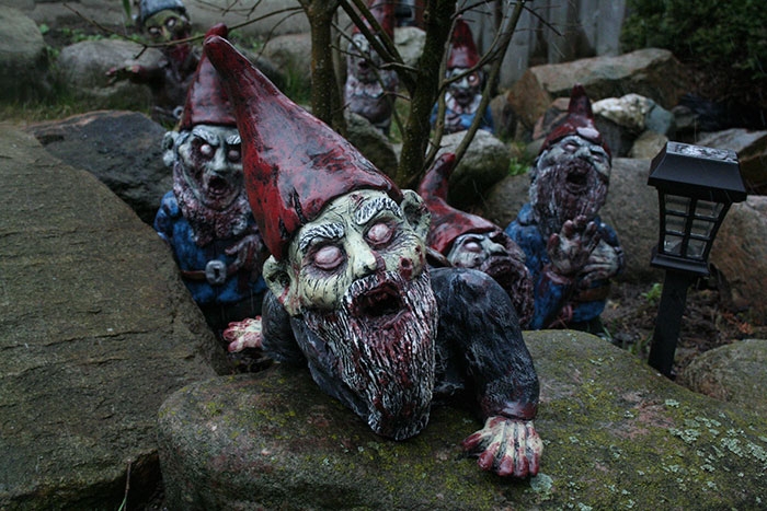 zombie-gnomes-scary-garden-decorations-revenant-fx-9
