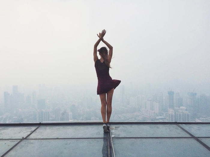 risky-dangerous-selfies-russia-angela-nikolau-10
