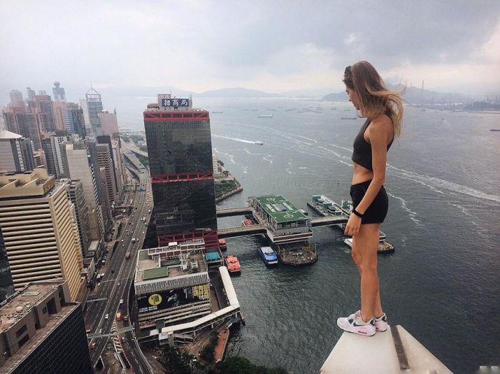 risky-dangerous-selfies-russia-angela-nikolau-4