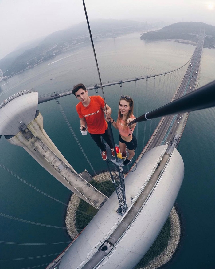 risky-dangerous-selfies-russia-angela-nikolau-6