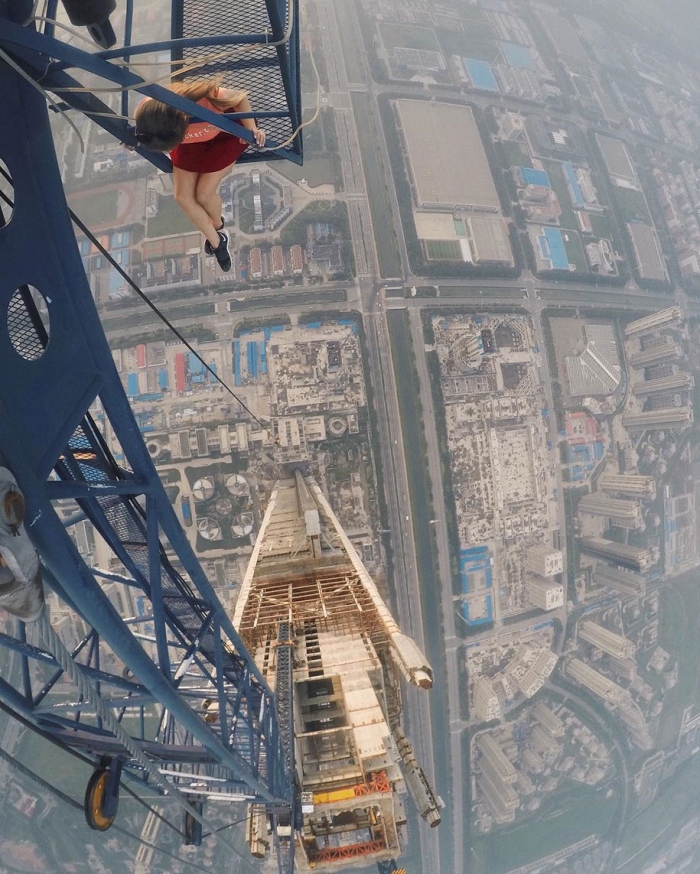 risky-dangerous-selfies-russia-angela-nikolau-5