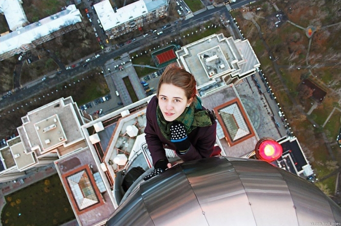 risky-dangerous-selfies-russia-angela-nikolau-56