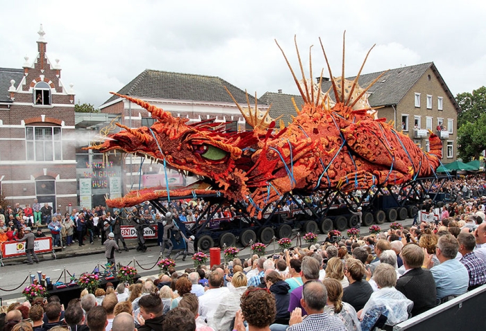 giant-flower-sculpture-parade-corso-zundert-2016-netherlands-64