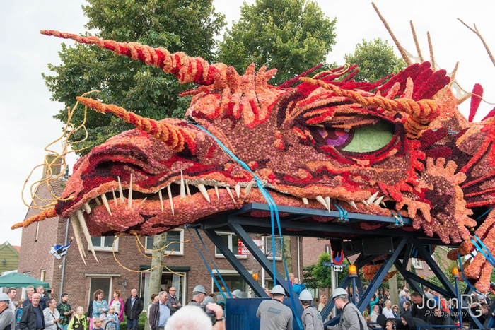giant-flower-sculpture-parade-corso-zundert-2016-netherlands-42