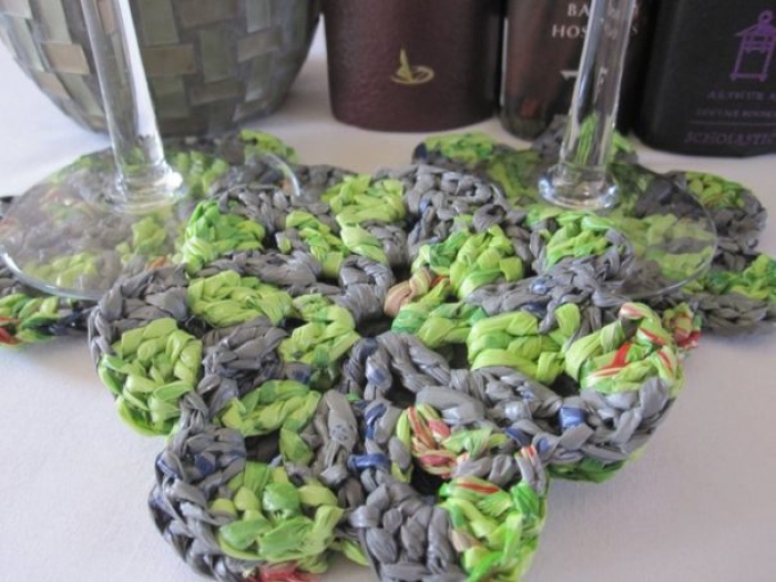 Plastic thread coasters