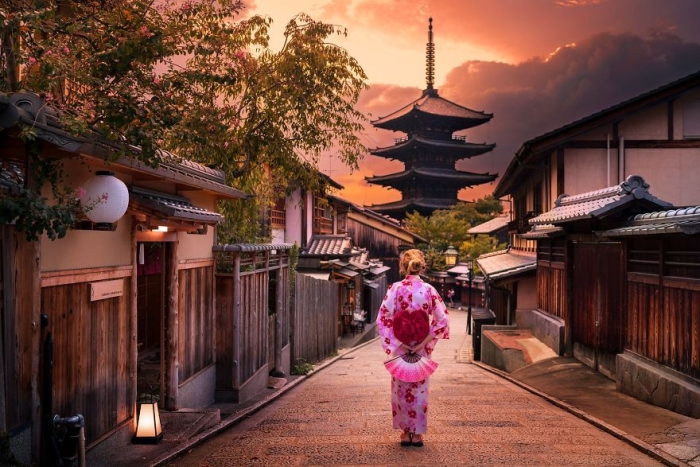 unique-japan-street-photography-17