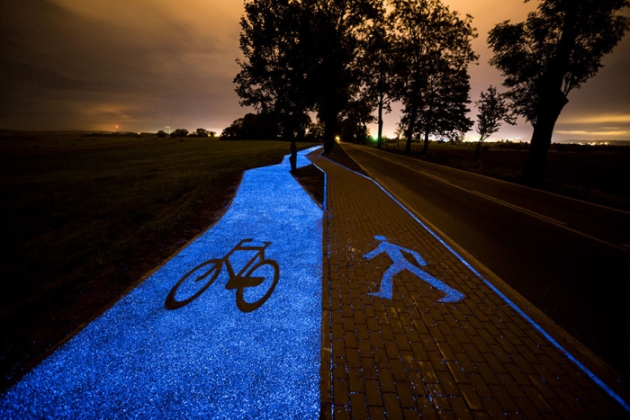 blue-glowing-bike-lane-tpa-instytut-badan-technicznych-poland-1