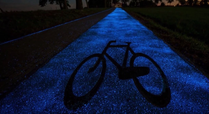 blue-glowing-bike-lane-tpa-instytut-badan-technicznych-poland-3