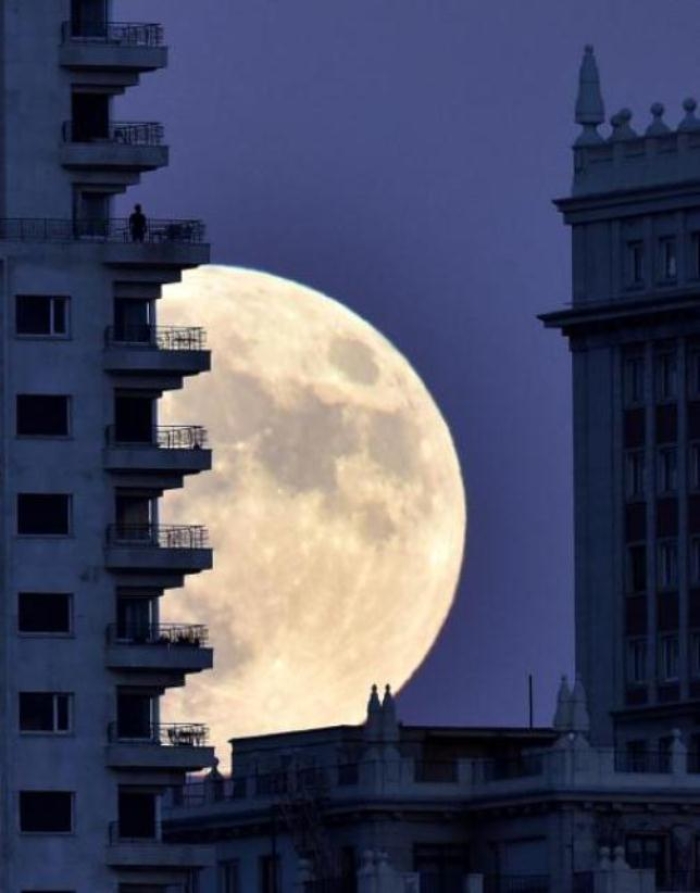 #3 The Supermoon in the city