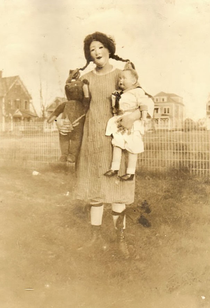 scary-vintage-halloween-costumes-creepy-19