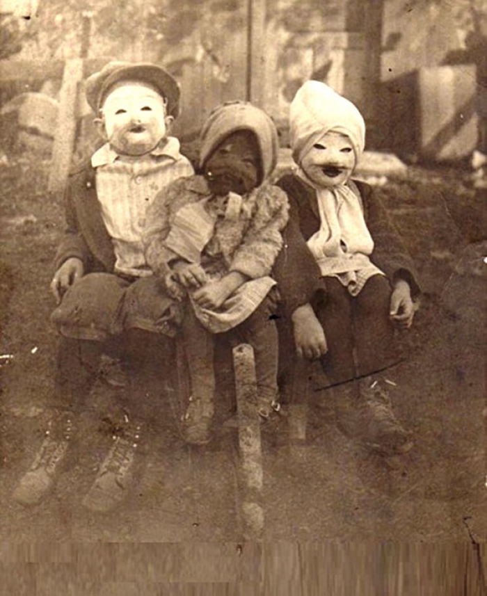 scary-vintage-halloween-costumes-creepy-3