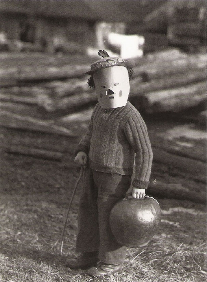 scary-vintage-halloween-costumes-creepy-12