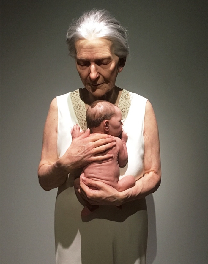 hyper-realistic-sculptures-grandmother-grandson-bilbao-3