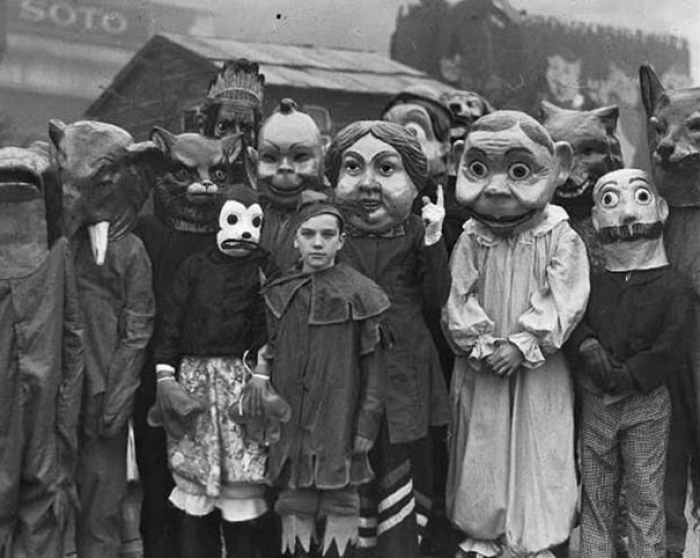 scary-vintage-halloween-costumes-creepy-14