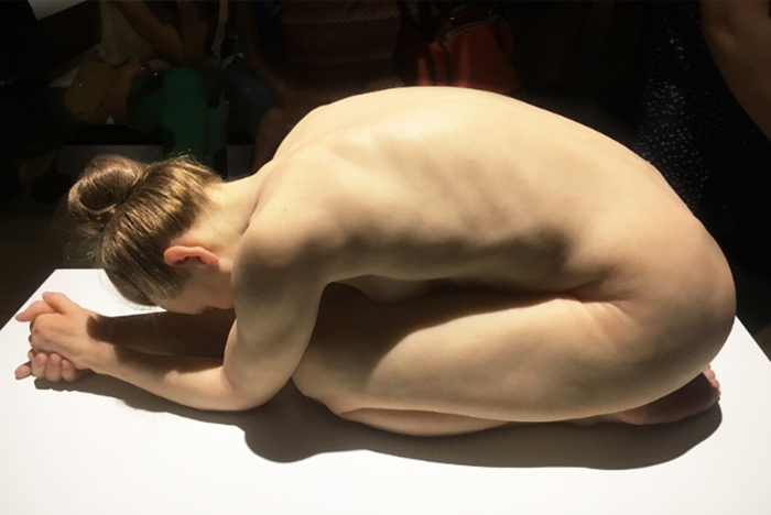 hyper-realistic-sculptures-grandmother-grandson-bilbao-8