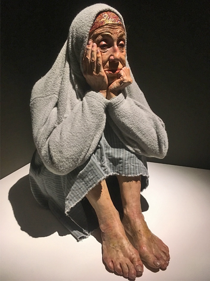 hyper-realistic-sculptures-grandmother-grandson-bilbao-12