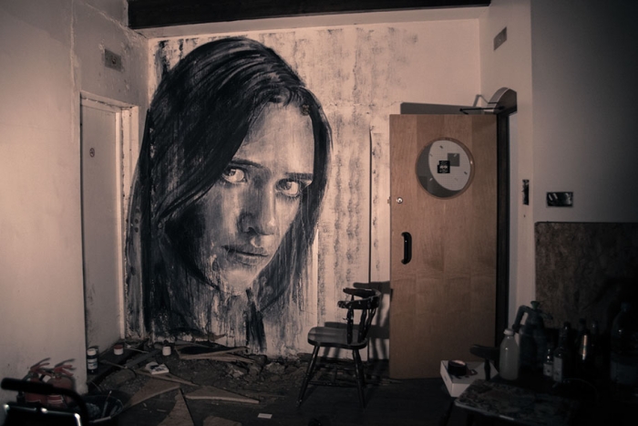 intimate-portraits-abandoned-houses-street-art-empty-rone-29