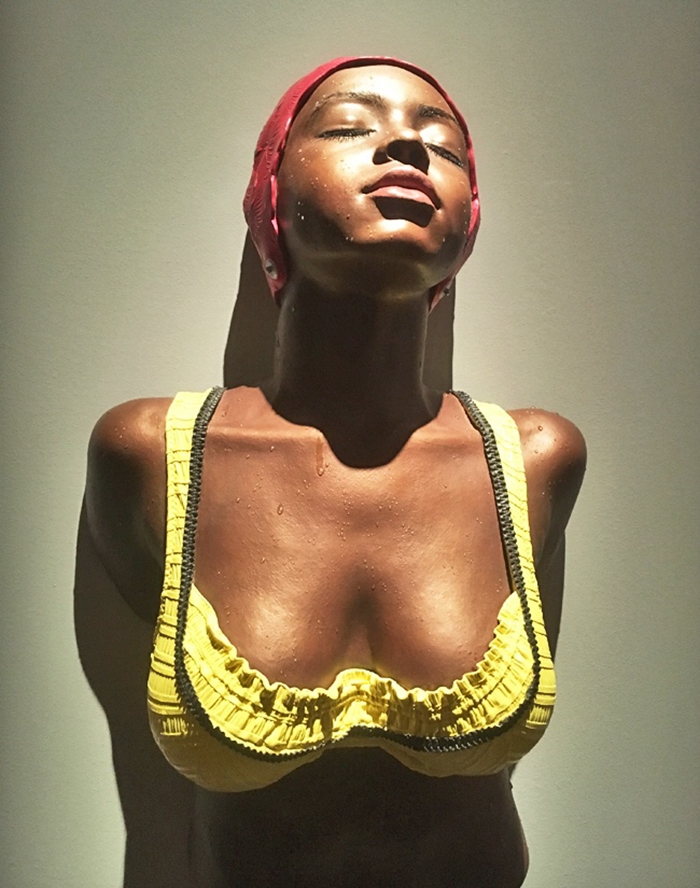 hyper-realistic-sculptures-grandmother-grandson-bilbao-5