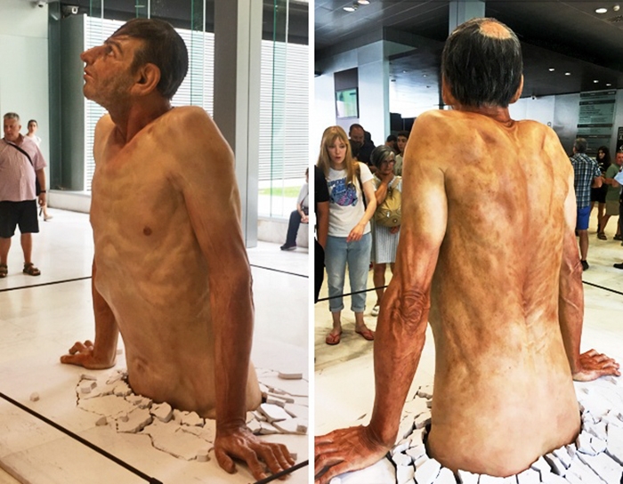 hyper-realistic-sculptures-grandmother-grandson-bilbao-14