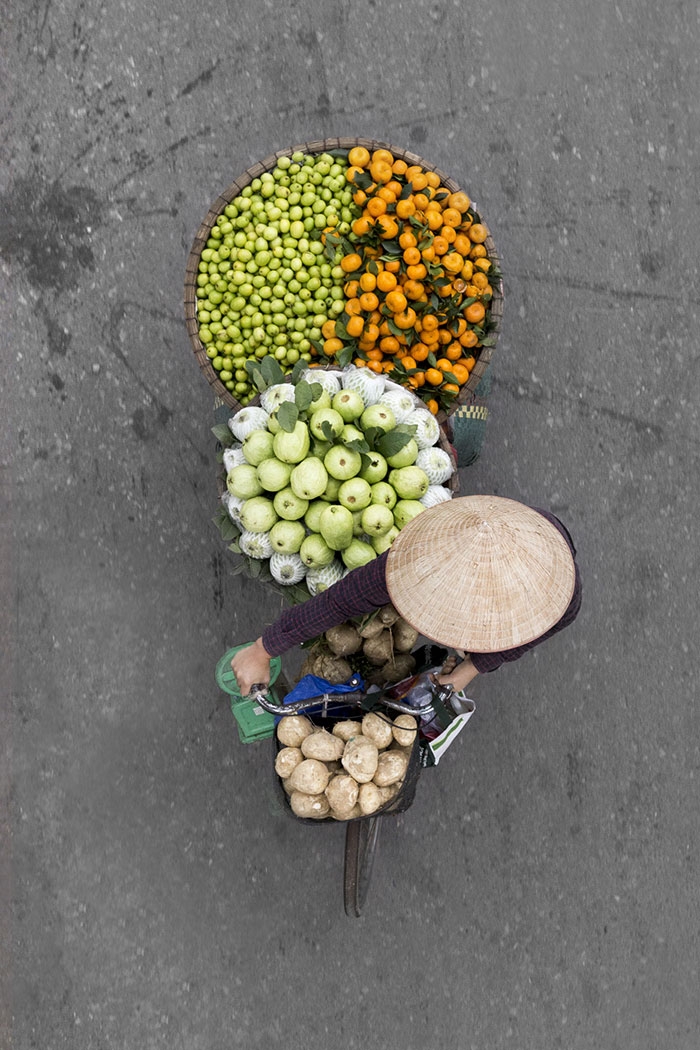 vietnamese-street-vendors-overhead-photos-hanoi-loes-heerink-5