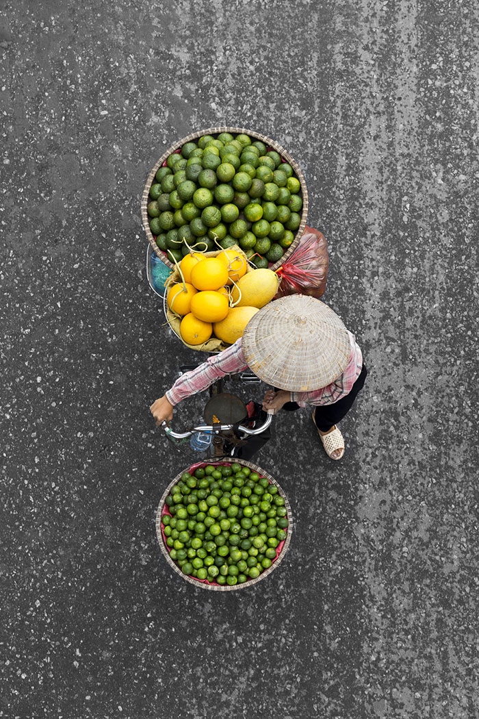 vietnamese-street-vendors-overhead-photos-hanoi-loes-heerink-8