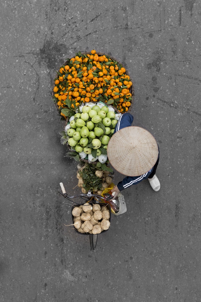 vietnamese-street-vendors-overhead-photos-hanoi-loes-heerink-7