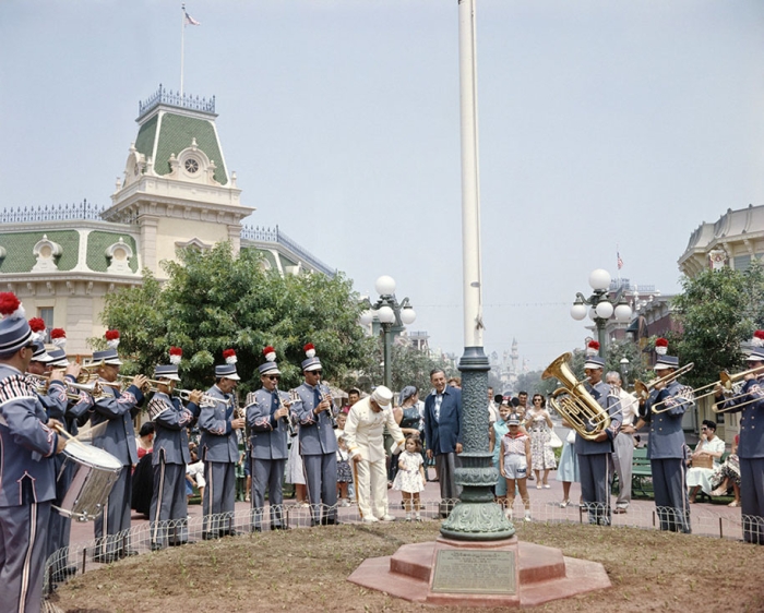disneyland-opening-day-1955-18