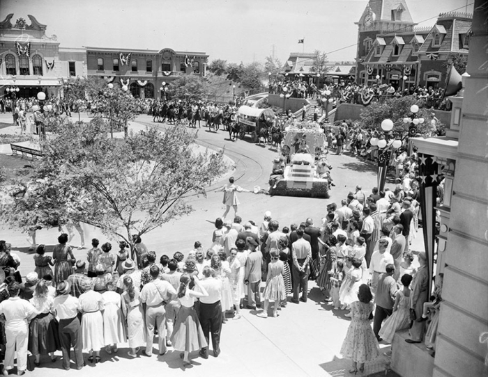 disneyland-opening-day-1955-23