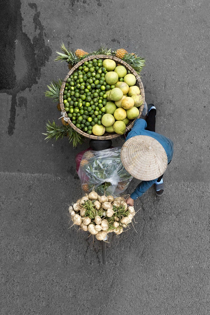 vietnamese-street-vendors-overhead-photos-hanoi-loes-heerink-12