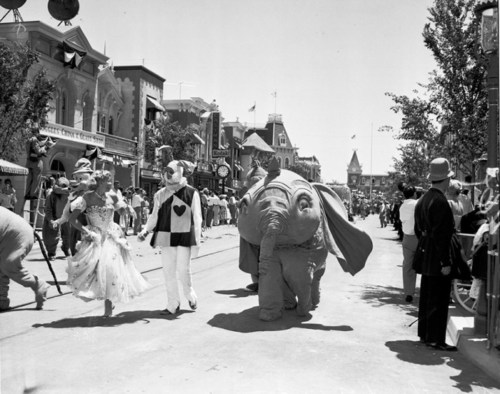 disneyland-opening-day-1955-24