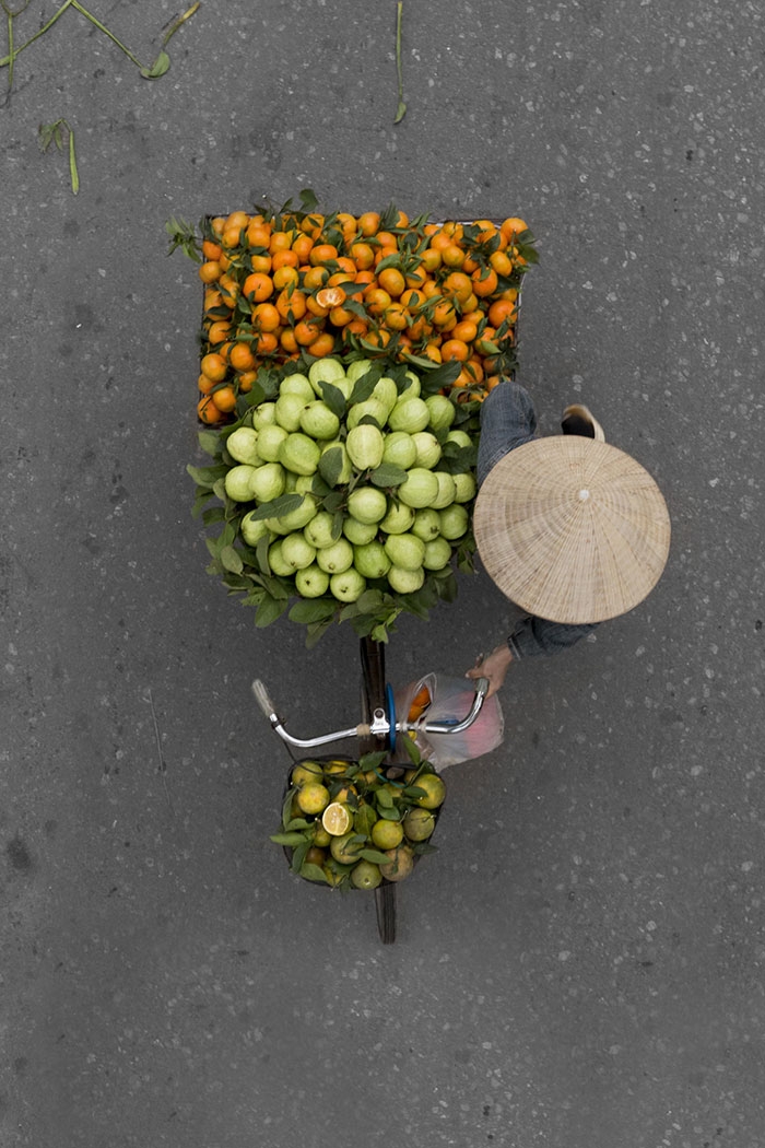 vietnamese-street-vendors-overhead-photos-hanoi-loes-heerink-11