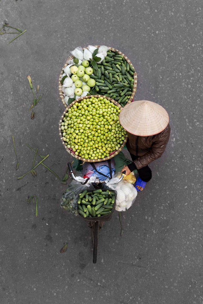 vietnamese-street-vendors-overhead-photos-hanoi-loes-heerink-2