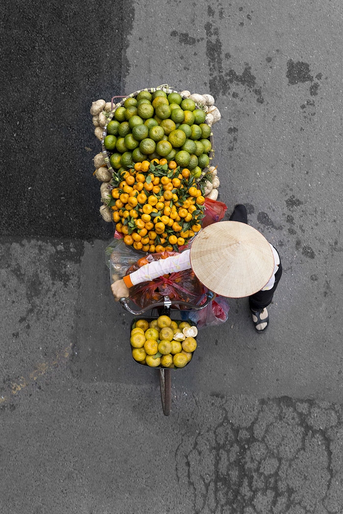 vietnamese-street-vendors-overhead-photos-hanoi-loes-heerink-4
