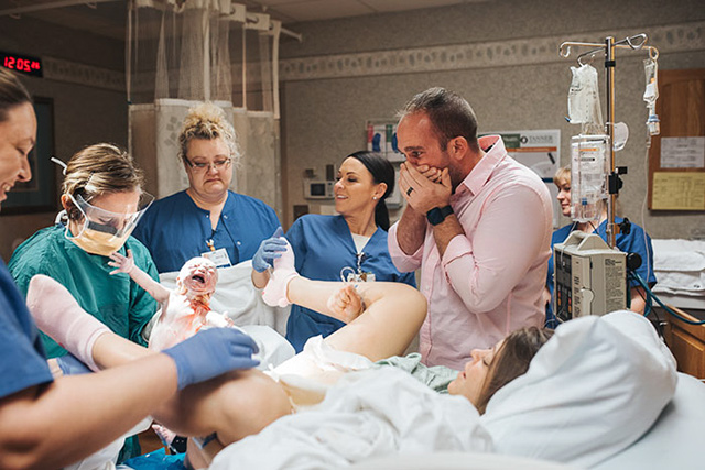 10+ Powerful Shots Of Delivery Room Dads That Will Make You Appreciate Your Dad Even More