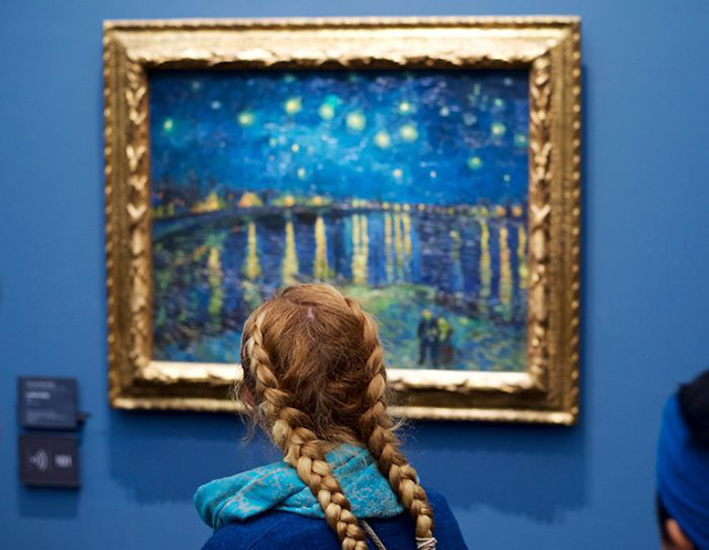 Photographer Spent Days Waiting For Museum Visitors To Match The Artworks They Observe, And it Was Worth It